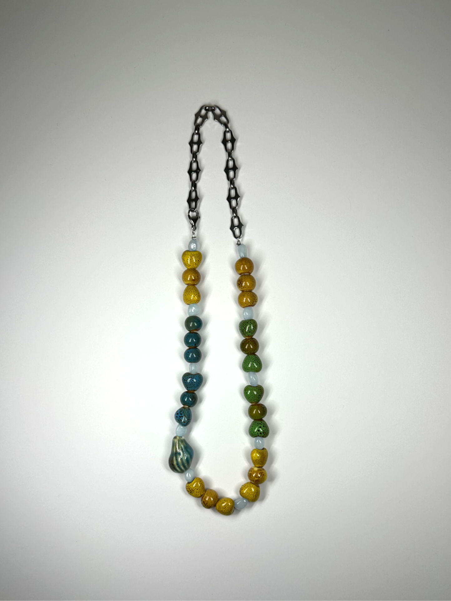 1 OF 1 CERAMIC SHELL NECKLACE